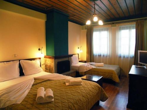 Ένα ή περισσότερα κρεβάτια σε δωμάτιο στο Zagori Philoxenia Hotel