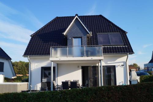 ゲーレン・レビンにあるVilla Waterfront am Seeの太陽光パネル付屋根の家