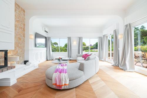 un salon avec un canapé et une cheminée dans l'établissement Villa Marli, à Antibes