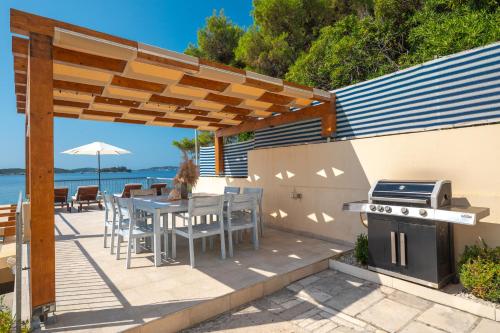Beachvilla AdriaStone with Pool and Jacuzzi