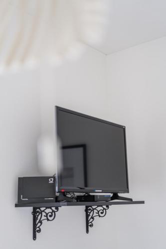 a flat screen tv sitting on a black stand at City Center Lofts in Vienna