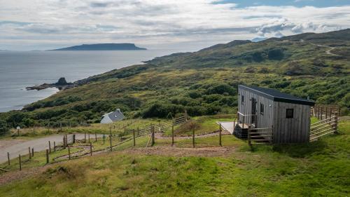 Una pequeña cabaña en una colina junto al océano. en Hut on the Hill, en Aird of Sleat