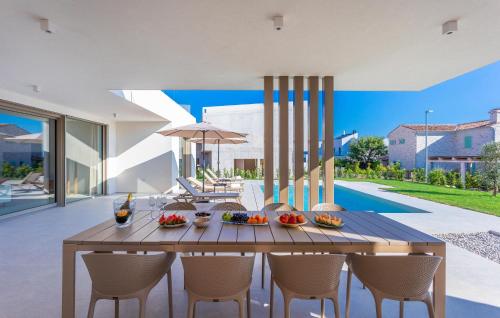 バレにあるStunning Home In Bale With Wifiの木製のテーブルと椅子のあるダイニングルーム