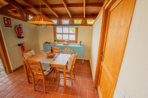 a kitchen and dining room with a table and chairs at Casa la Roseta in Alajeró
