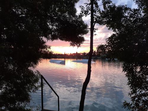 - une vue sur un lac avec des bateaux dans l'eau dans l'établissement segura, à LʼIsle-Jourdain