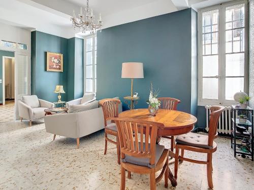 une salle à manger avec une table et des chaises dans l'établissement Apartment Le Jardin, à Carcassonne