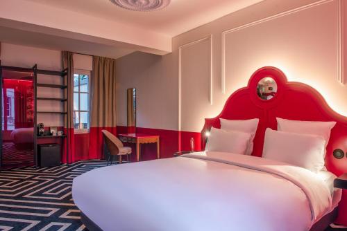 Una cama o camas en una habitación de LABE Hôtel Tours Centre Gare