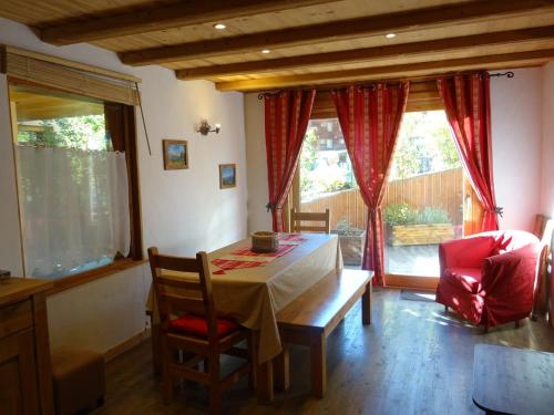 une salle à manger avec une table, des chaises et des fenêtres dans l'établissement Charmant 3 pièces rénové avec terrasse, 6 pers., Bourg Saint Maurice - FR-1-411-606, à Bourg-Saint-Maurice