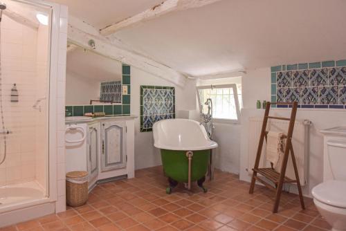 Un baño de Maison Littré - Piscine chauffée - Au calme entre vignes et forêt