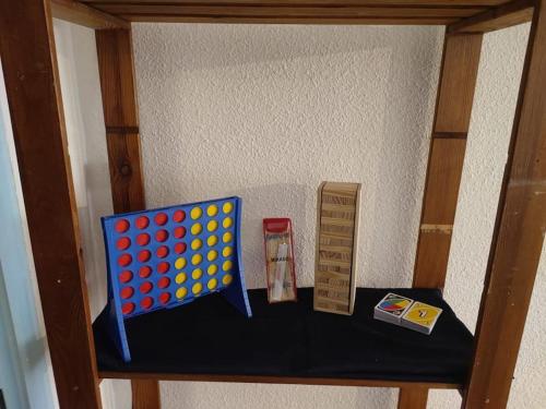 une étagère avec une table avec une table en Legoablishthritisthritisthritisthritisthritis dans l'établissement La Brise du lac, à Sainte-Croix-de-Verdon