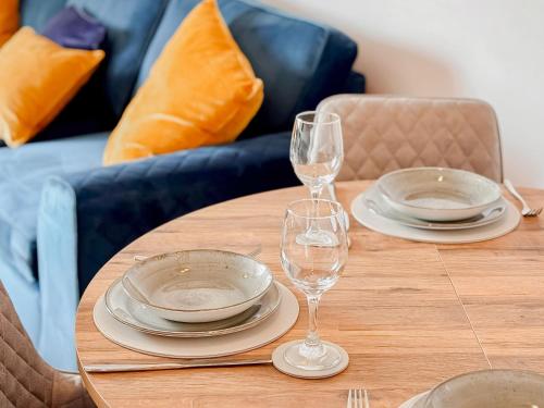 Una mesa con platos y copas de vino encima. en The Hydaway, en Bowness-on-Windermere