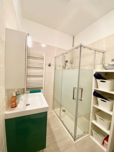 une salle de bain avec une douche en verre et un lavabo dans l'établissement Maison de village à Ribeyret 2 à 4 pers à la Montagne WIFI, à Ribeyret