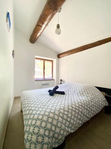 - une chambre dotée d'un lit avec un ours en peluche bleu dans l'établissement Maison de village à Ribeyret 2 à 4 pers à la Montagne WIFI, à Ribeyret