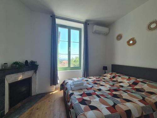 - une chambre avec un lit, une cheminée et une fenêtre dans l'établissement #L'Entracte# Thiers# Centre#, à Thiers