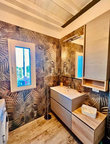 a bathroom with a sink and a mirror at Bellavista La Querce in Foiano della Chiana