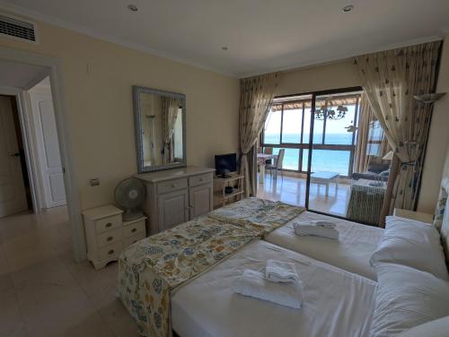 una camera da letto con un letto e uno specchio di Los Gemelos - Fincas Arena a Benidorm