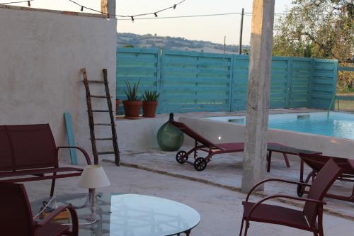 a patio with a tub and chairs and a table at La Casa nell'Orto in Fermo