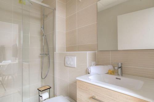 une salle de bain avec toilettes, lavabo et douche dans l'établissement Appartement neuf, clim et parking, Caluire-Cité Intl, à Caluire-et-Cuire