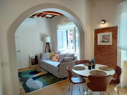 una sala de estar con un sofá y una mesa en Appartamento Pagal, en Pietrasanta