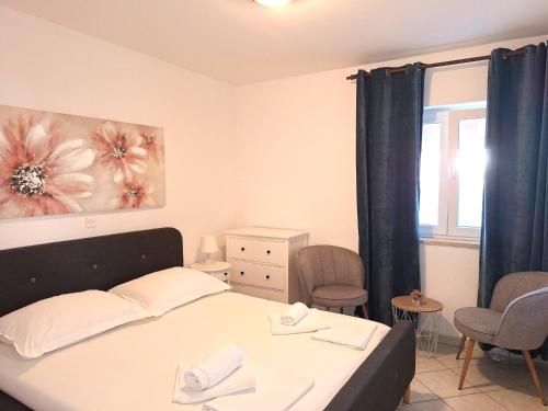 een kleine slaapkamer met een bed en een raam bij Apartments Donadic III, Caska in Novalja