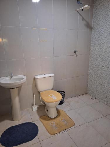 Koupelna v ubytování Quarto triplo com banheiro compartilhado