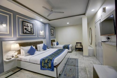 une chambre d'hôtel avec deux lits et une télévision à écran plat dans l'établissement OPO The Alpino, Delhi Airport, à New Delhi