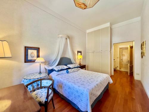 Ένα ή περισσότερα κρεβάτια σε δωμάτιο στο Casa al Cerchio - Luxury Apartment With View & Free Private Parking