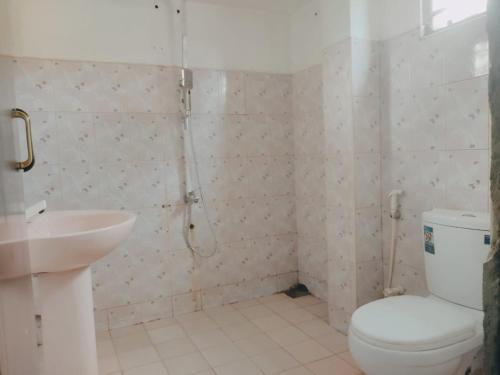 un bagno con doccia, WC e lavandino di Villa Aroma Ahangama ad Ahangama