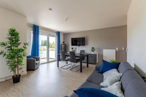 un salon avec un canapé et une table dans l'établissement Appartement du Blanchet très agréable, à Louviers