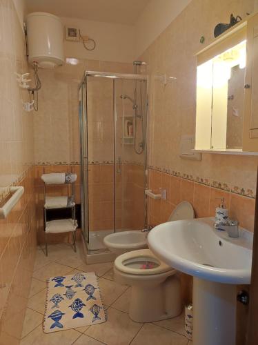 Un baño con ducha, inodoro y lavabo. en Pula - Spiagge e Sole, en Pula