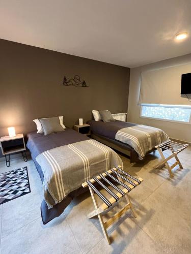 two beds sitting next to each other in a bedroom at La Isabel in Esquel
