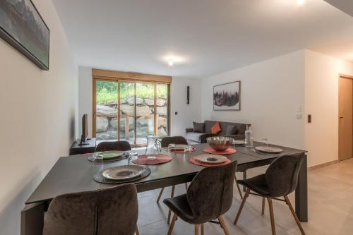 une salle à manger avec une table et des chaises dans une pièce dans l'établissement Alpage Mont Blanc, à Combloux