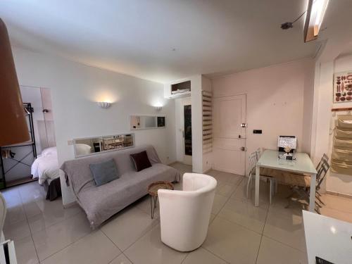 un salon avec un canapé et une table dans l'établissement B031 2 chambres 6 personnes terrasse au centre historique, à Cannes