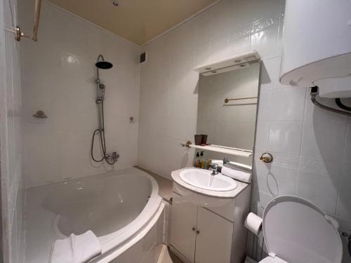 une salle de bain avec une baignoire, des toilettes et un lavabo dans l'établissement B031 2 chambres 6 personnes terrasse au centre historique, à Cannes