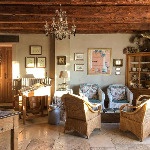 a living room with chairs and a piano at Maso Di Villa Relais di Campagna in Susegana