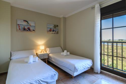 Postel nebo postele na pokoji v ubytování Las Palmeras by Ĥ - Playa Punta del Moral PLHP100P100