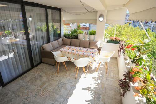 Colorful Oasis with Sunny Balcony