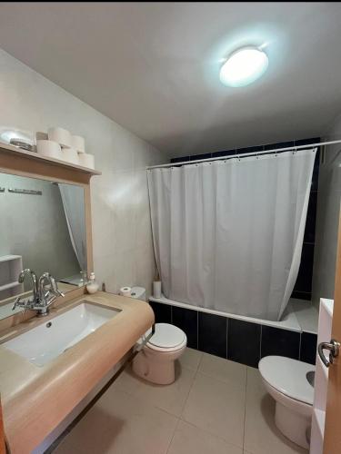 a bathroom with a tub and a toilet and a sink at apartamento 4 in Benicarló