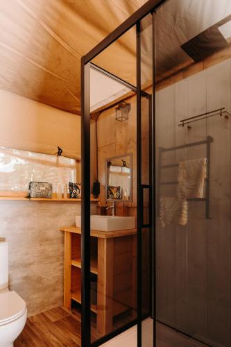 une salle de bain avec une douche, des toilettes et un lavabo dans l'établissement Slow Village Pornic, à La Plaine-sur-Mer