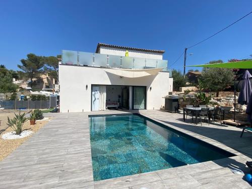 une villa avec piscine devant une maison dans l'établissement Maison avec piscine, à Agay