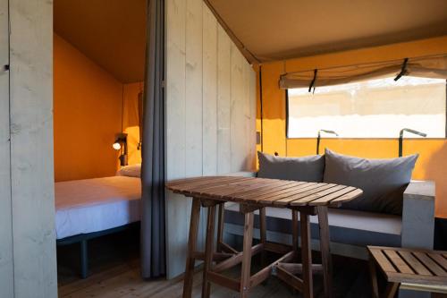 Postel nebo postele na pokoji v ubytování Camping Internacional Palamós