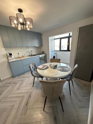 une cuisine et une salle à manger avec une table et des chaises dans l'établissement Davinci Apartment, à Sibiu