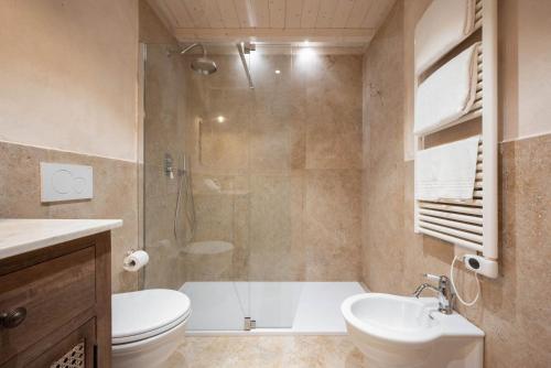 a bathroom with a tub and a toilet and a sink at Guadalupe Tuscany Resort in Braccagni
