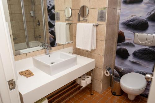 A bathroom at Holiday Village Türkiye
