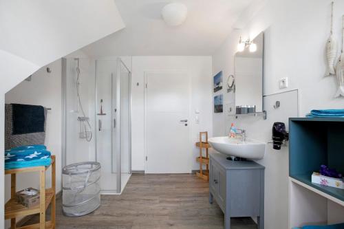 un bagno con lavandino e doccia di Ferienwohnung Windrose a Waldhusen