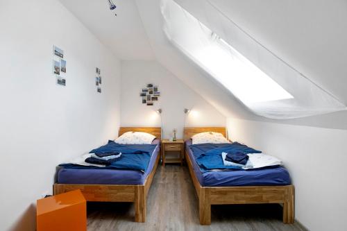 2 letti singoli in una camera con mansarda di Ferienwohnung Windrose a Waldhusen