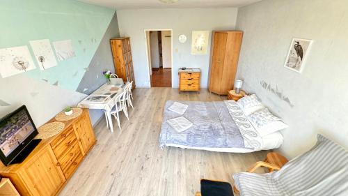 Un dormitorio con una cama y una mesa y sillas. en Sady Żoliborskie, en Varsovia