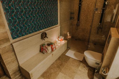 Un baño de Holiday Cave Hotel