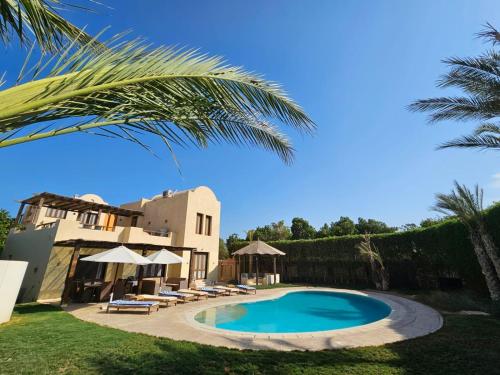 Villa - Sleeps 6 - Heated Pool - Garden - Parking