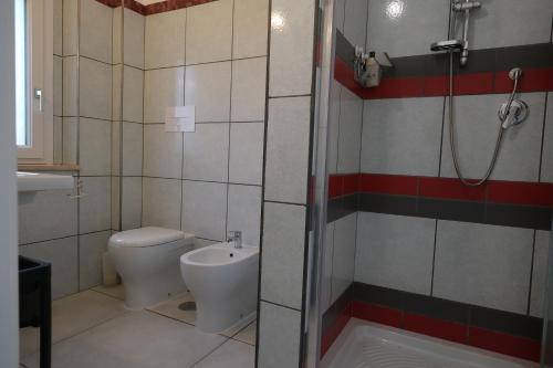 a small bathroom with a toilet and a shower at Villa Finocchito - The sound of silence in Ogliastro Cilento